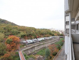 共用廊下からの眺め②北側の2階建ての立体駐車場・合計356台あり 共用廊下からの眺め②北側の2階建ての立体駐車場・合計356台あり