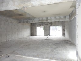 コンクリートの躯体だけの状態・バルコニー面