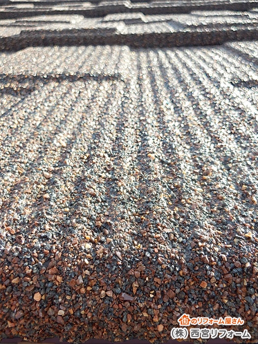 屋根材表面の天然石ストーンチップ