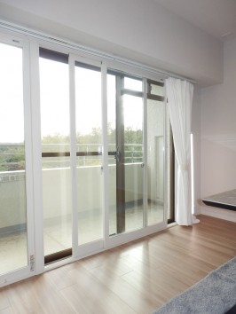 ダイニングの内窓・遮音効果・外の音も大きな声も気にせず、一家団らん ダイニングの内窓・遮音効果・外の音も大きな声も気にせず、一家団らん