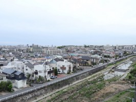 バルコニーからの眺望・西側・目の前は仁川で景色がきれい