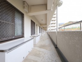 玄関前の共用廊下の専有倉庫(約1㎡)便利な収納スペース 玄関前の共用廊下の専有倉庫(約1㎡)便利な収納スペース