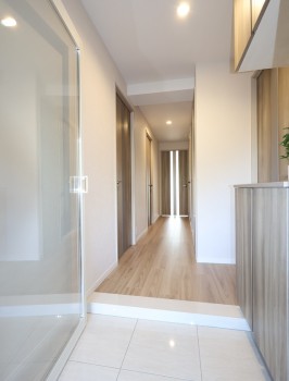 玄関から廊下・高価な磨きタイルを採用 玄関から廊下・高価な磨きタイルを採用