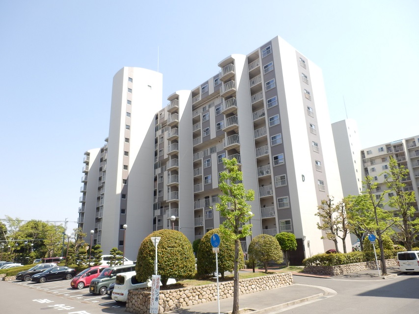建物全体の北面の外観・正面の玄関面