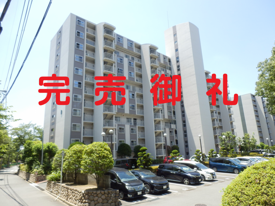 建物全体の北面の外観・正面の玄関面・駅から徒歩８分の好立地