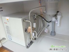 コンパクトキッチンの施工にともない 小型電気温水器の設置を行いました 西宮市のキッチンリフォーム 西宮 芦屋 宝塚 神戸 尼崎の住まいのリフォームなら 株 西宮リフォーム