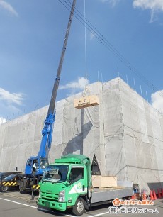 大屋根部分にラフタークレーンで材木の荷揚げを行いました。 ｜ 神戸市 