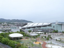 共用廊下からの眺め①マンションの北側は駐車場・南側と北側から車でアプローチ可