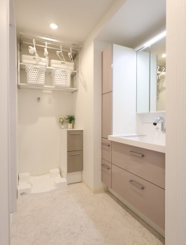 洗濯機スペース・排水管の定期高圧洗浄がしやすい洗濯パン・便利なランドリーラック 洗濯機スペース・排水管の定期高圧洗浄がしやすい洗濯パン・便利なランドリーラック