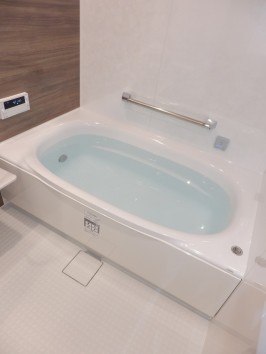 UB内寸は広い１４１６サイズ・足を伸ばせるゆったりとした１４０センチの浴槽