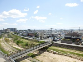 バルコニーからの眺め①東側・目の前は仁川で景色がきれい