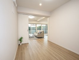 洋室3とリビング・3枚吊戸を開いた状態です 洋室3とリビング・3枚吊戸を開いた状態です