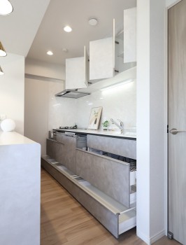 キッチンの食洗機や収納の引き出しをすべて開けた状態 キッチンの食洗機や収納の引き出しをすべて開けた状態