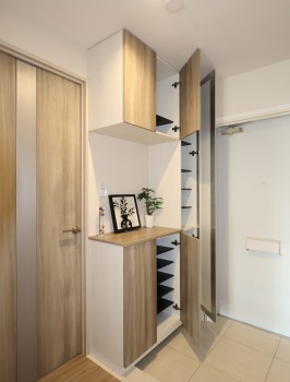 玄関収納の内部・自由に動かせる棚板が16段あります 玄関収納の内部・自由に動かせる棚板が16段あります