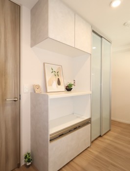 キッチンの背面にカップボードを設置・標準装備です