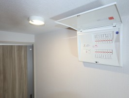 玄関ドア上部の分電盤・パナソニック製・１６回路