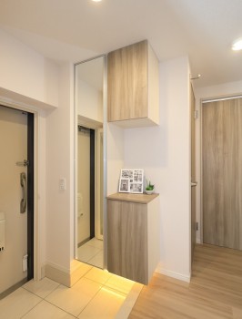 浮かした玄関収納・下部には間接照明の設置