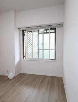 洋室1の内窓・UVカット・お肌と家具を直射日光から守る 洋室1の内窓・UVカット・お肌と家具を直射日光から守る