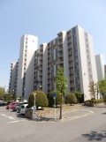 建物全体の北面の外観・正面の玄関面