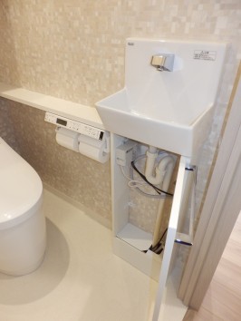 手洗いキャビネットの内部・トイレットペーパーが収納できます
