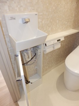 手洗いキャビネットの内部・トイレットペーパーが収納できます