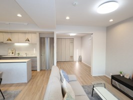 リビングと洋室３・３枚吊戸を開いた状態です