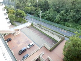 バルコニーから見下ろした様子・店舗のガレージ・宝塚ゴルフ倶楽部