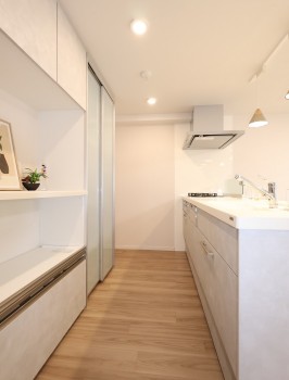 キッチンの背面に冷蔵庫スペース・カップボードを設置