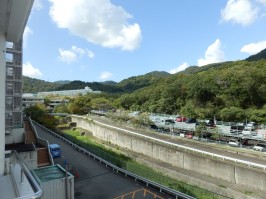 共用廊下からの眺め①北側は2階建ての立体駐車場・合計356台あり 共用廊下からの眺め①北側は2階建ての立体駐車場・合計356台あり