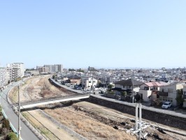 バルコニーからの眺め①東側・目の前は仁川で景色がきれい