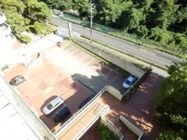 バルコニーから見下ろした様子・店舗のガレージ・宝塚ゴルフ倶楽部