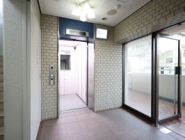 1階のエレベーターホール・1階で自動待機する設定です 1階のエレベーターホール・1階で自動待機する設定です