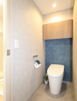 節水タンクレストイレ・小物が置けるアッパーキャビネットの設置