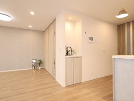 リビングダイニングの電話台・クローゼット