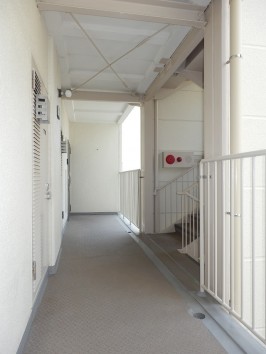 共用廊下・定期的なメンテナンスで綺麗