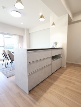 キッチンの背面にカップボードを設置・標準装備です キッチンの背面にカップボードを設置・標準装備です