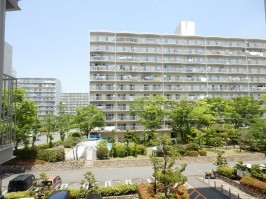 共用廊下からの眺め②・広い敷地に建物がゆったり建築