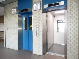 ２階のエレベーターホール・１台は２階で自動待機する設定です