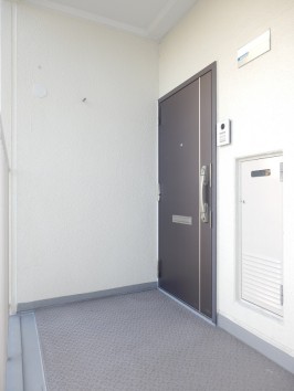 玄関前・エアコンのコア抜き（穴あけ）によりエアコン設置可能