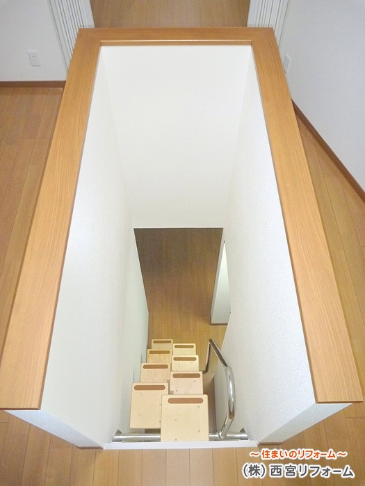 地下と１階をリンクする互い違い階段の新設