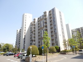 建物全体の北面の外観・正面の玄関面・駅から徒歩８分の好立地