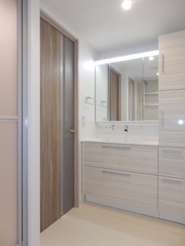 洗面化粧台全体・LED照明やタッチレス水栓を装備