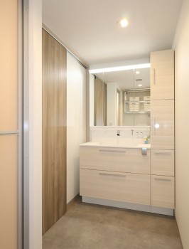 洗面化粧台全体・LED照明やタッチレス水栓を装備