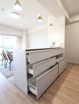 カップボードの引き出しを開けた状態 カップボードの引き出しを開けた状態