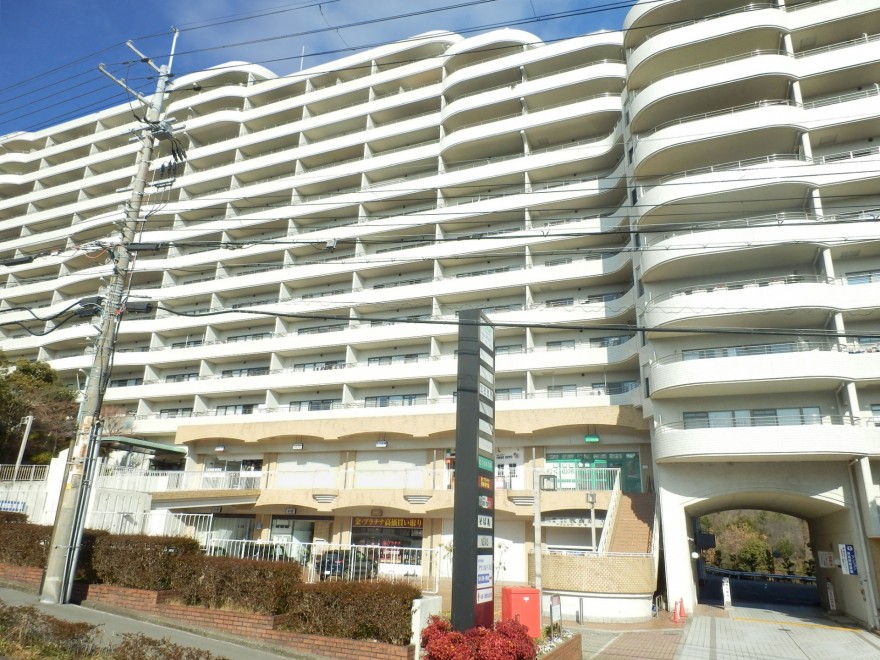建物全体の南面の外観・正面の出入口面・自然豊かな立地