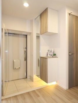 玄関の内窓・UVカット・お肌と家具を直射日光から守る