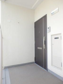 玄関前・エアコンのコア抜き（穴あけ）によりエアコン設置可能