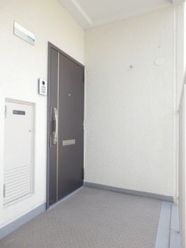 玄関前・エアコンのコア抜き（穴あけ）によりエアコン設置可能