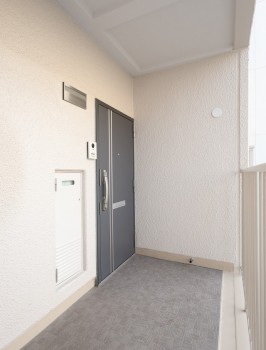 玄関前・エアコンのコア抜き（穴あけ）によりエアコン設置可能