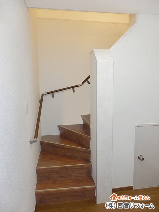 カーペット貼りの階段から木製階段へ